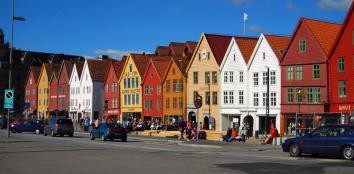 1. miejsce - Bryggen znane także jako Tyskebryggen (z norw. Niemieckie Nadbrzeże) – jest to szereg hanzeatyckich budynków handlowych w Bergen, Norwegia, które znajdują się od 1979 roku na liście światowego dziedzictwa UNESCO.