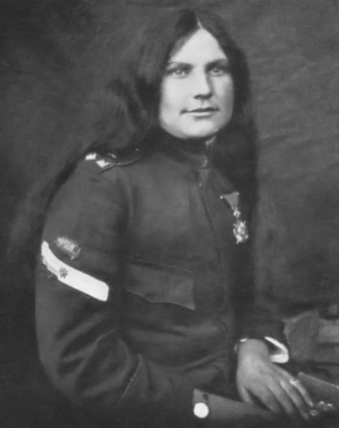 Plavooka lepotica Milunka Savić odsekla je svoju dugu kosu i prijavila se u vojsku kao Milun