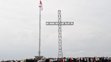 Flaga na 32-metrowym maszcie i 25-metrowy krzyż w Tuligłowach