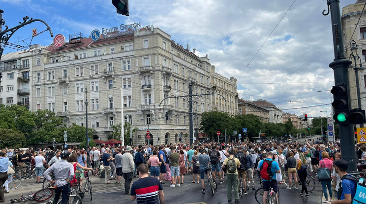 Beszédeket tartanak a tüntető dolgozók a Margit híd pesti hídfőjénél / Fotó: Marczali László