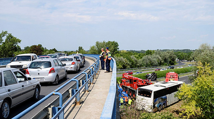 Járművek az M7-es autópálya felüljáróján a hajnalban balesetet szenvedett autóbusz (lent) mentése közben Szabadbattyán közelében 2021. augusztus 15-én. A balesetben nyolcan meghaltak, nyolcan sérültek meg súlyosan, negyvenen könnyebben. A buszon Horvátországban nyaraló magyar turisták utaztak /Fotó: MTI/Vasvári Tamás