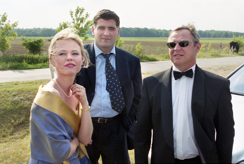 Od lewej Magdalena Wójcik, Andrzej Bryg i Marek Kondrat na planie filmu "Pieniądze to nie wszystko" (2000 r.)