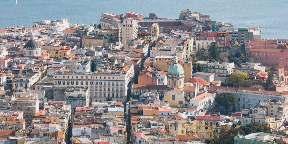 Włoskie ulice są uważane za coraz bardziej niebezpieczne. Na zdjęciu panorama Neapolu.