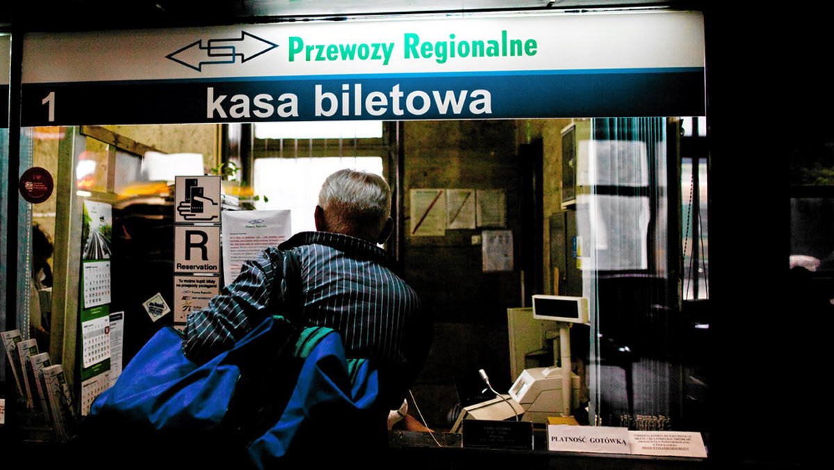 Pasażerowie od 2013 r. będą musieli głębiej sięgnąć do kieszeni. Przewoźnicy kolejowi podwyższają stawki za przejazdy, tłumacząc to droższą energią. Ale ceny prądu spadają - od stycznia o 21 proc. - stwierdza "Dziennik Gazeta Prawna".