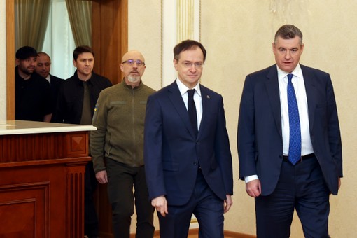 Ukrajinski ministar Aleksej Reznikov (3D) i Vladimir Medinski, šef ruske delegacije (2D)