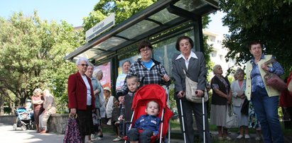 Skandal! Zabrali starszym ludziom autobus