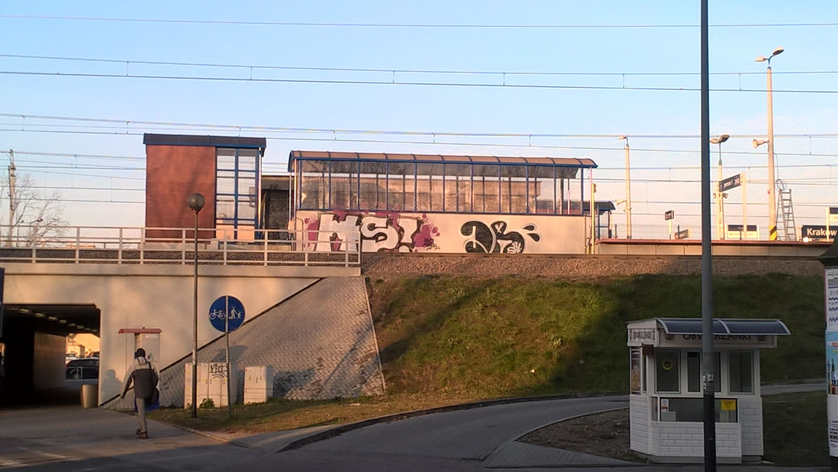 Nieznani sprawcy na stacji PKP Łobzów namalowali pseudograffiti. Dworzec, na którym powstały malunki, został niedawno wyremontowany. Teraz na jego odnowienie będzie trzeba wydać co najmniej kilka tysięcy złotych.