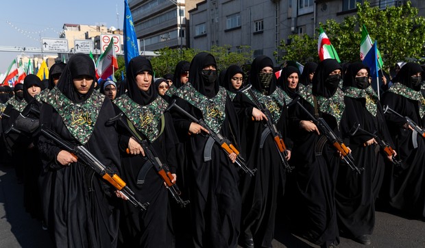 Pripadnice paravojne jedinice Basidž, povezane sa Iranskom revolucionarnom gardom, drže oružje tokom parade provladinih iranskih žena