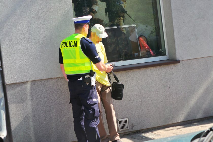 Samochód wjechał na chodnik w Warszawie. Wśród rannych matka z dzieckiem