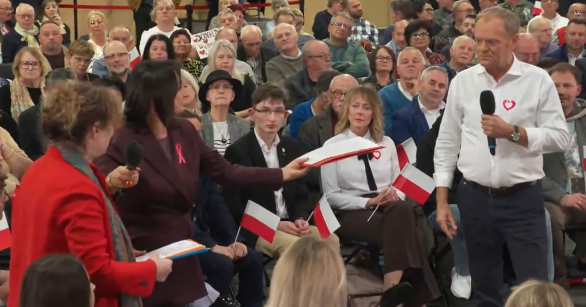 Wręczyła premierowi czerwoną teczkę. Na twarzy Tuska malowało się zmieszanie