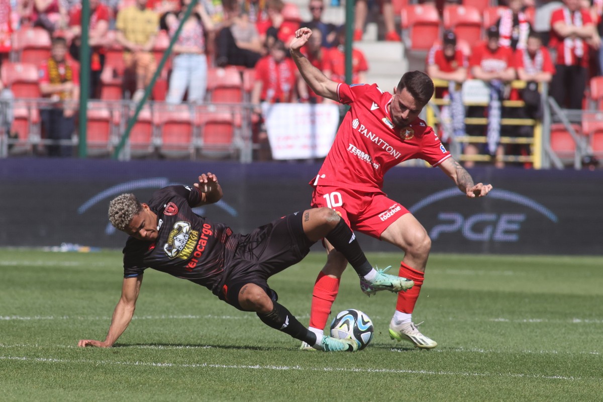 Piłkarz Widzewa Łódź Fran Alvarez (P) i Michael Ameyaw (L) z Piasta Gliwice podczas meczu Ekstraklasy