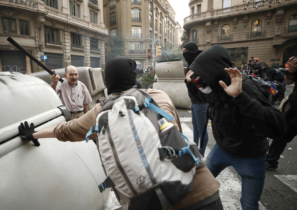 Protest i starcia z policją na ulicach Barcelony