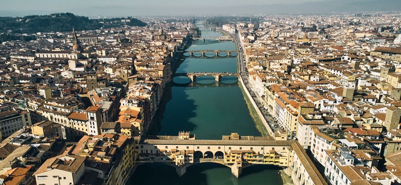 Wandale pomalowali Ponte Vecchio we Florencji. Grozi im kara do 40 tysięcy euro