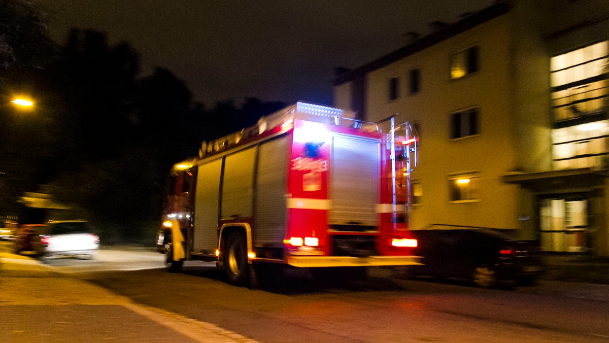 Na ulicy Krochmalnej w Lublinie na poddaszu jednej z kamienic wybuchł pożar. Według relacji strażaków nikt nie ucierpiał w zdarzeniu.