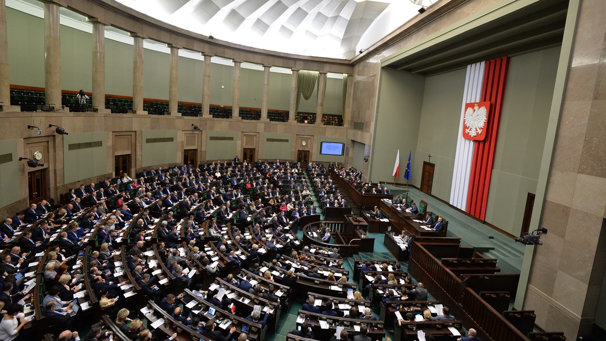 Sejm w nocy uchwalił budżet na 2016 r. z maksymalnym deficytem w wysokości 54,7 mld zł. Minister finansów Paweł Szałamacha powiedział, że budżet ten realizuje politykę prorodzinną państwa, ale jednocześnie jest bezpieczny dla finansów publicznych.