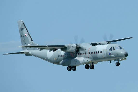 Pierwszym zagranicznym klientem na hiszpańskie C-295 były Siły Powietrzne RP. Maszyny kupiono w celu uzupełnienia i ostatecznie zastąpienia radzieckich transportowców Antonow An-26. Nowe CASY, będące w porównaniu z poczciwymi „Antkami” sprzętem kolejnej generacji, mogły latać dwa razy dalej, transportować niemal dwa razy więcej towaru, a zużycie paliwa było dwukrotnie mniejsze. 