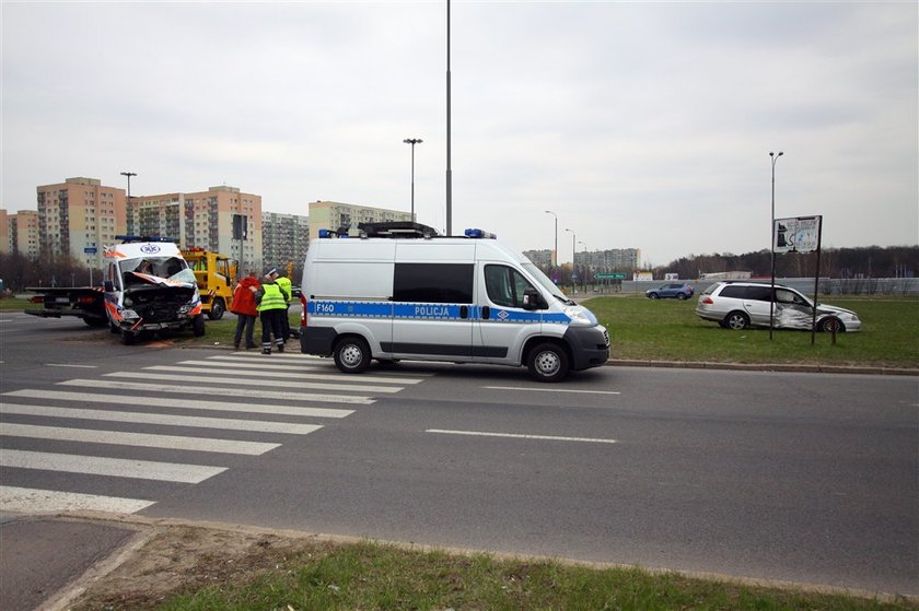 Toyota wpadła na karetkę. Trzech rannych. FOTO