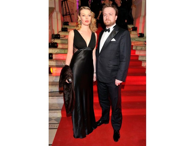 Tamara Arciuch przepiękna w klasycznej czarnej kreacji i ufryzowanych w retro-fale włosach. Równie elegancki był Bartek Kasprzykowski.