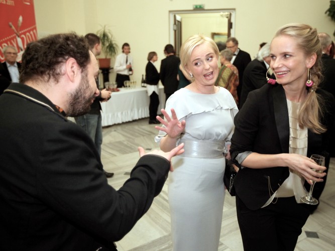 Kinga Preis i Magdalena Cielecka oraz Arkadiusz Jakubik