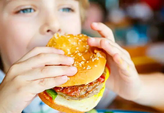 Oto sposób, który skutecznie zniechęci młodzież do jedzenia fast foodów. Naukowcy potwierdzają