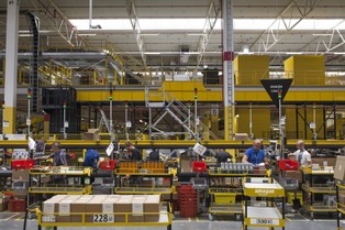 Pół roku Amazona w Polsce. Wielkie inwestycje, nowe miejsca pracy i fala krytyki [ZDJĘCIA]