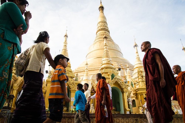 Shwedagon w Yangon, Birma; fot. T. Bogusz / 'Pirania na kolację'