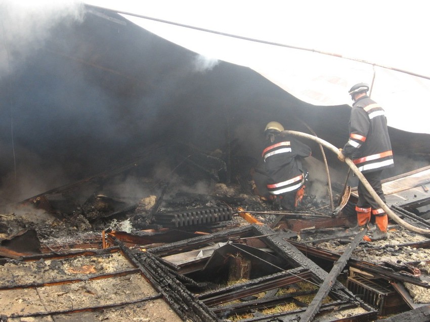 Posledice su mogle biti mnogo ozbiljnije: kraljevački vatrogasci na zgarištu upravne zgrade „Jasena“