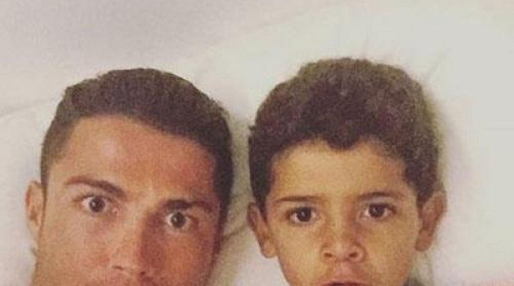 Cuki! Így tanítja Ronaldo a kisfiát - Videó!