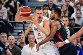 Turčin došao na utakmicu Srbije na Eurobasketu, pa RAŠIRIO ŠOK TRANSPARENT: Reči upućene Jokiću i dalje prepričava CELA NACIJA