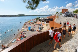 Gorela plaža zbog SVAĐE SVEKRVE I SNAJE: "NEĆEŠ TI MENI DA PRIČAŠ KADA ĆU DA RAĐAM", samo što se nisu počupale: Ovo PITANJE izazvalo HAOS, ljudi se čudili šta vide i čuju