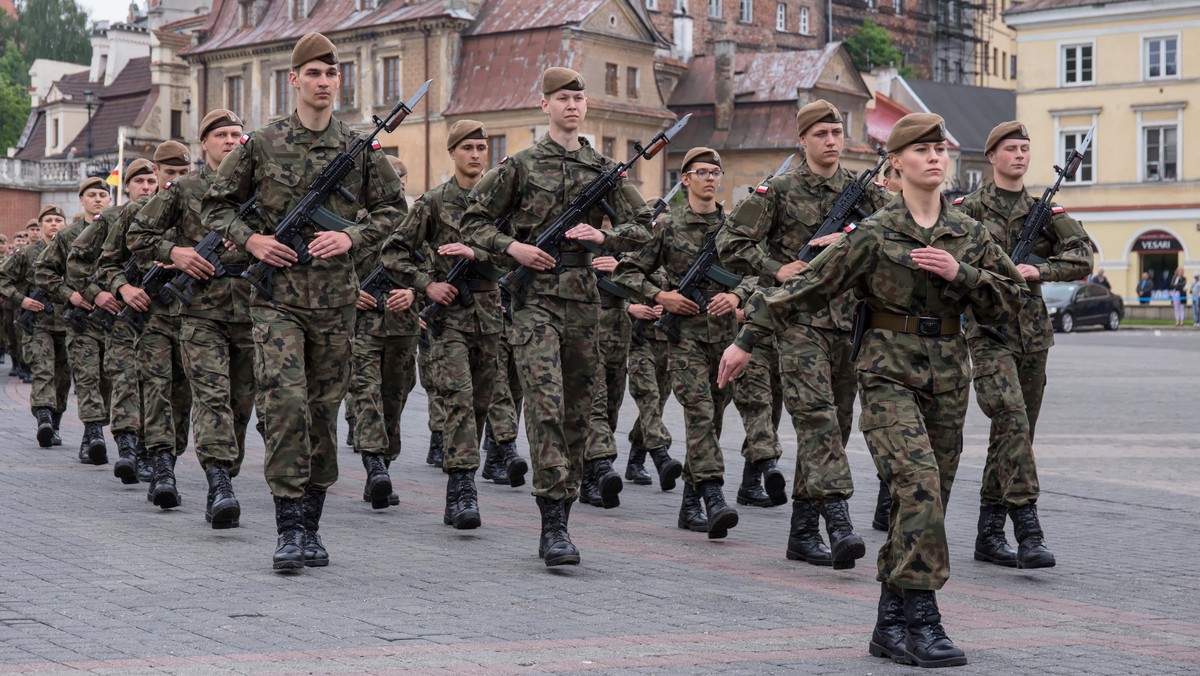 W pięciu województwach na południu kraju wciąż utrzymywany jest najwyższy stopień gotowości do działania dla żołnierzy WOT. Oznacza to, że mogą stawić się na miejsce wezwania w czasie krótszym niż 12 godz. W usuwaniu skutków burz dziś pomagało prawie 500 terytorialsów.