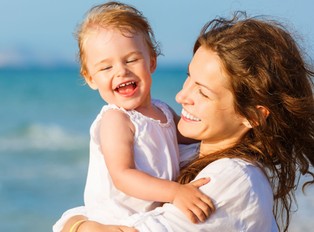 Kobiety na kampanijnych sztandarach. Co koalicja rządowa chce zaproponować niepracującym matkom