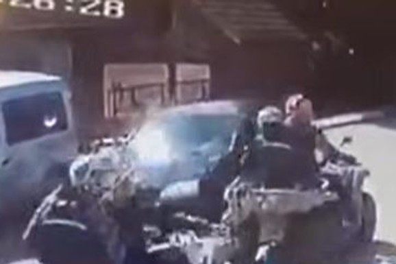 JEDAN UPERIO PIŠTOLJ U NJEGA, OSTALI MU LOMILI GLAVU ŠIPKAMA! Isplivao JEZIV SNIMAK napada na vlasnika firme u Novom Pazaru: Obliven krvlju izgovorio OVU rečenicu, a onda izgubio svest (VIDEO)
