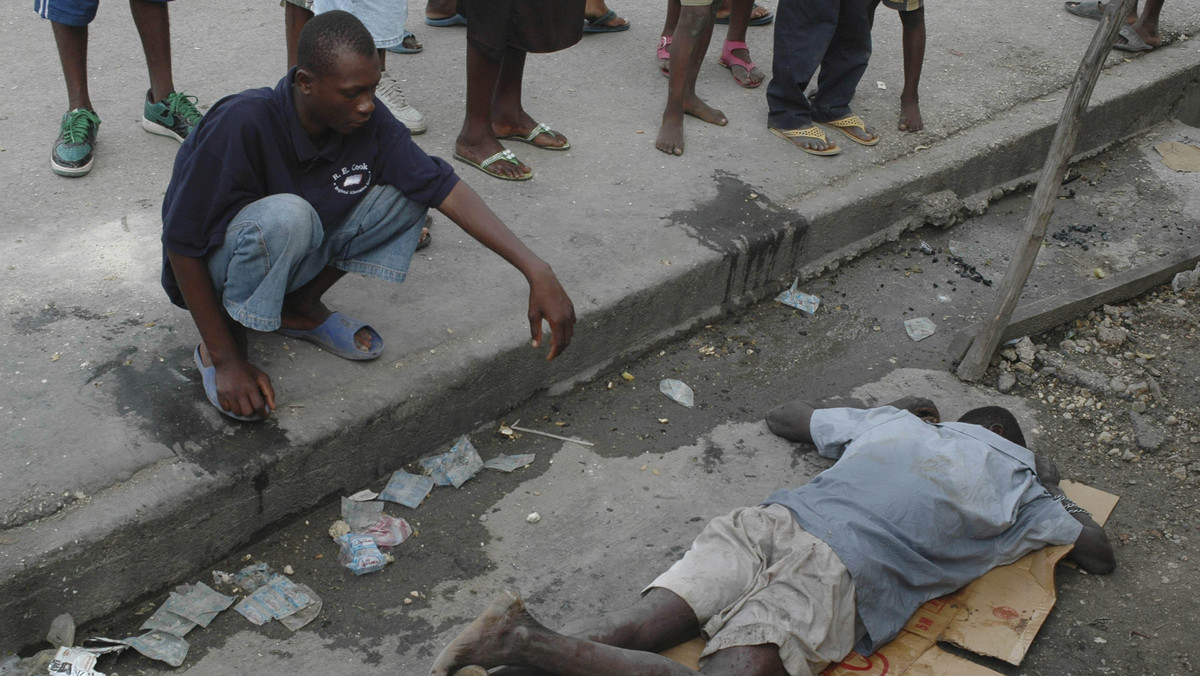 Liczba śmiertelnych ofiar epidemii cholery na Haiti wzrosła do 796. W stolicy kraju, Port-au-Prince, zanotowano już 13 zgonów. Do szpitali trafiło ponad 12 tysięcy osób - wynika z komunikatu internetowego haitańskiego ministerstwa zdrowia.
