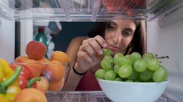 Jedzenie owoców może zmniejszyć depresję? Ekspertka: to nie takie proste