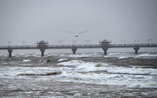 Orkan Grzegorz dotarł do Polski: W Świnoujściu wiatr uszkodził rurociąg w gazoporcie