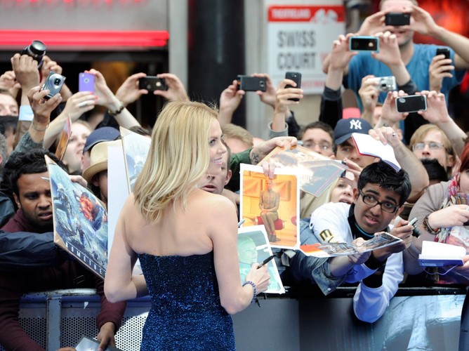 Charlize Theron wśród fanów