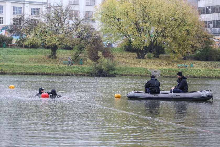 Szukają skarbów w jeziorku Kamionkowskim 