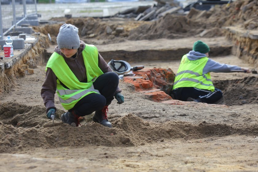 Studenci archeologii na Starym Rynku w Łodzi