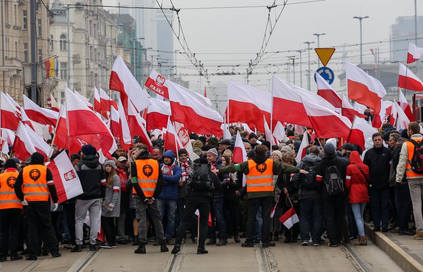 Duda przemawia, a za jego plecami coś co powinno zakończyć marsz