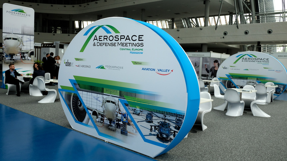 Światowi liderzy przemysłu lotniczego z prawie 200 firm z 25 krajów - uczestniczyło w zakończonych w podrzeszowskiej Jasionce (Podkarpackie) targach Aerospace &amp; Defense Meetings Central Europe. Najważniejszym celem targów była integracja środowiska lotniczego.