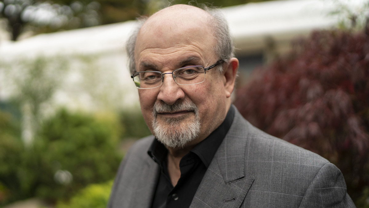 Salman Rushdie po raz pierwszy o "kolosalnym ataku". Pokazał zdjęcie