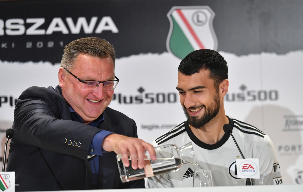Trener Legii Warszawa Czesław Michniewicz (L) i zawodnik Mahir Emreli (P) podczas konferencji prasowej w Warszawie