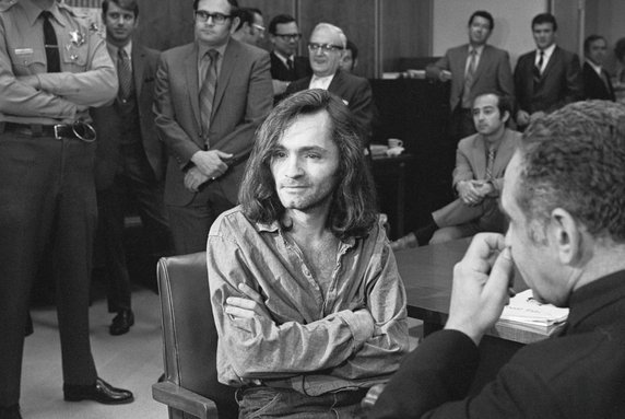 Charles Manson w sądzie, po tym jak członkowie jego sekty zamordowali aktorkę Sharon Tate