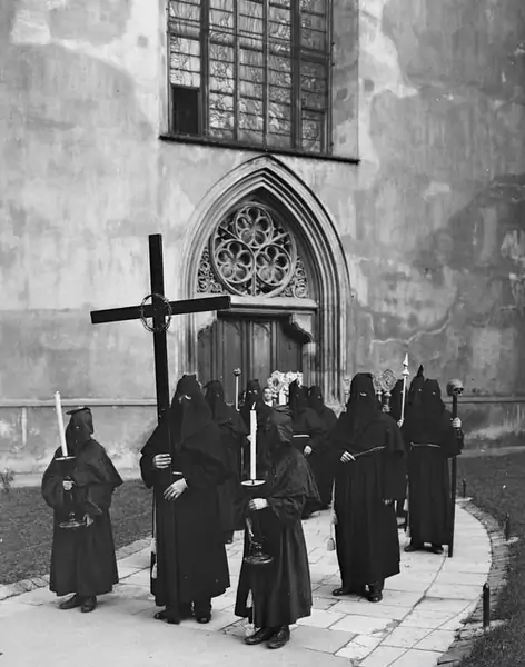 Bractwo Męki Pańskiej przed kościołem OO. Franciszkanów w Krakowie, lata 1918-1939