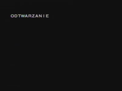 Kilka sekund po włączeniu filmu oglądamy czarny ekran. Czytnik decyduje czy odtworzy film, czy też nie zechce tego zrobić :).