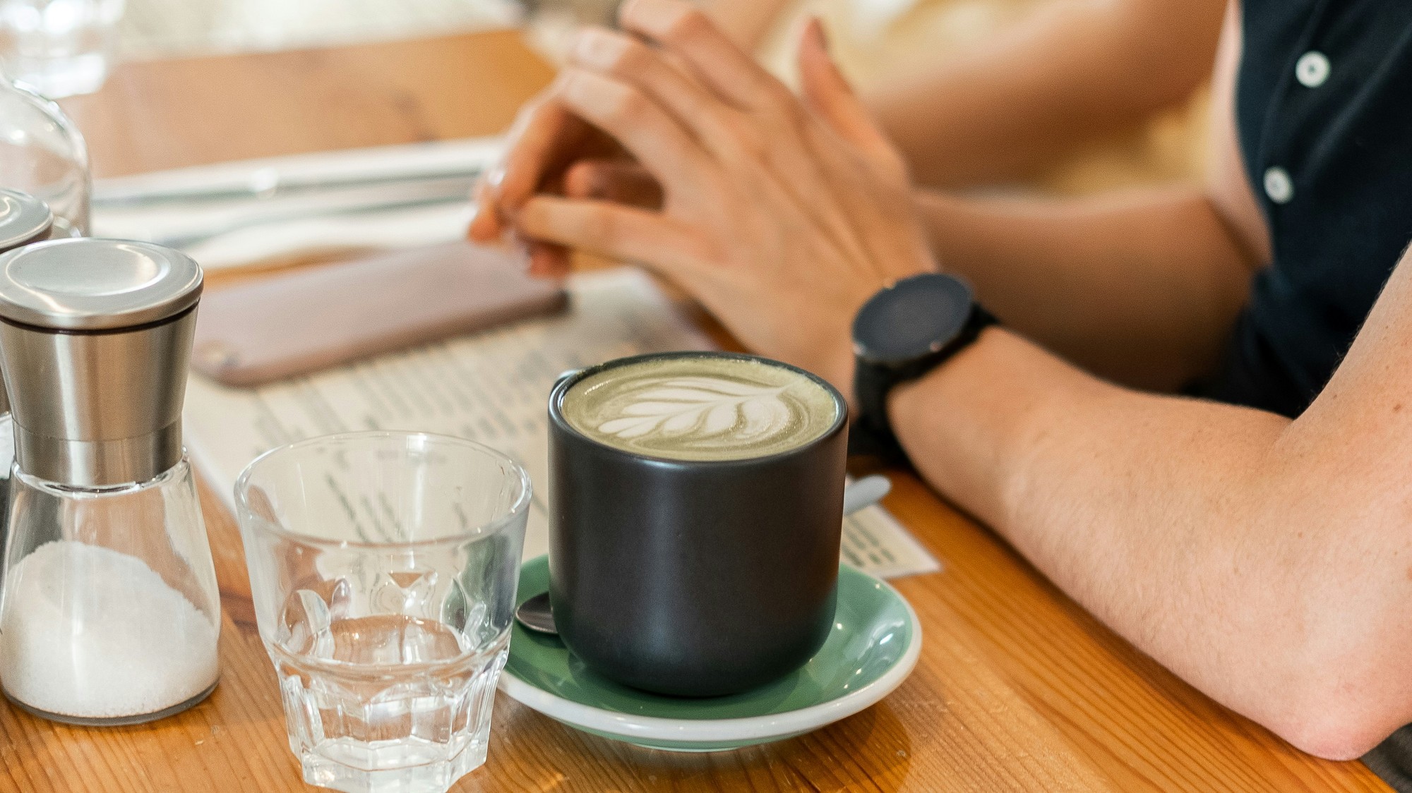 Môže spôsobovať obľúbený nápoj vypadávanie vlasov?