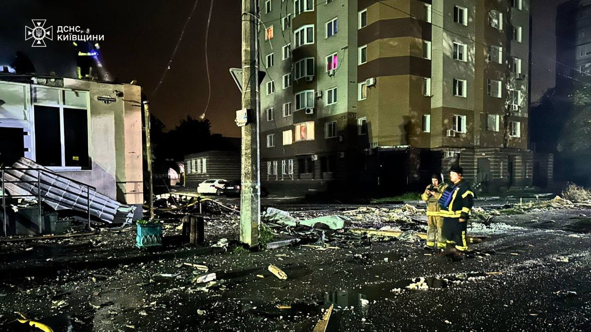 Ukrajinské záchranné zložky pracujú na hasení požiaru po ruskom útoku.