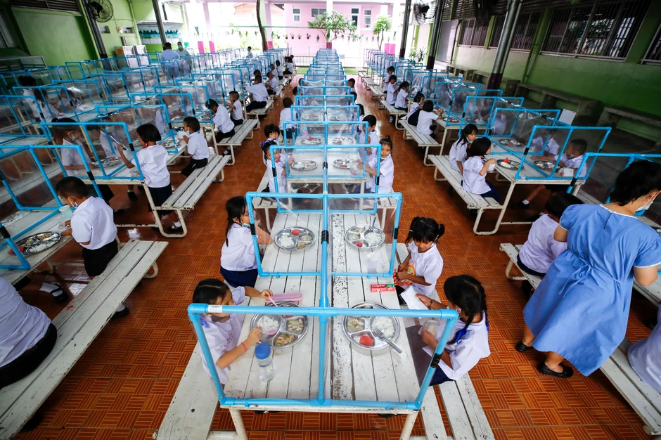 Deca za ručkom u školi u Bangkoku