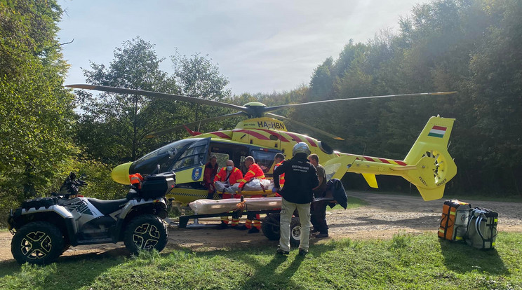 A mentők mindent megtettek annak érdekében, hogy Imre állapotát előbb stabilizálják, csak ezután szállították a helikopterhez /Fotó: Magyar Légimentő Nonprofit Kft. 